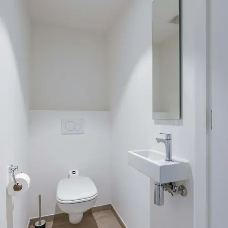 Huswell - Bright At The Harbor Of