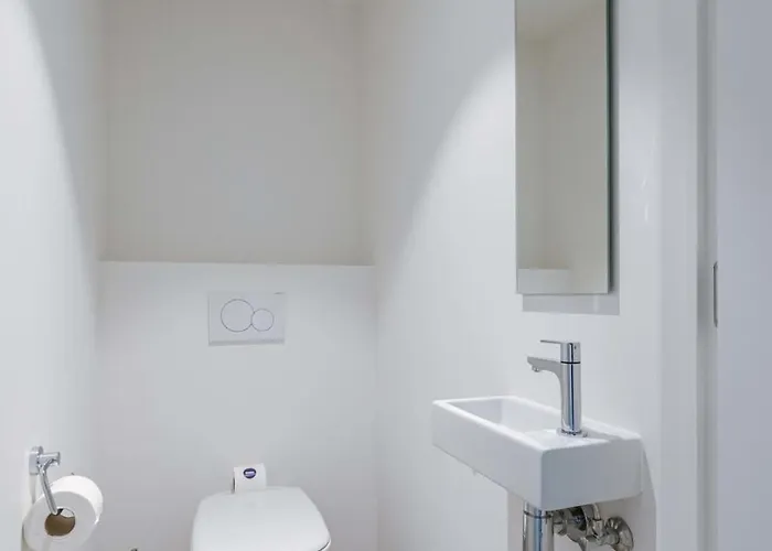 Huswell - Bright At The Harbor Of