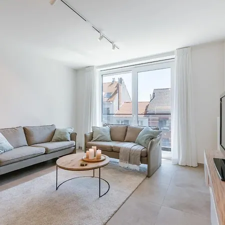 Huswell - Bright At The Harbor Of